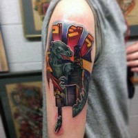 Tatuaje en el brazo, Godzilla  en la ciudad, dibujo multicolor