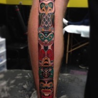 Tatuaje en la pierna, tótem antiguo multicolor