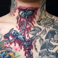 Tatuaje en el cuello,
esqueletos sangrientos