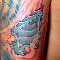 Tatuaje en la espalda,  punta de flecha afilada en sangre