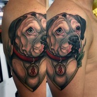 Tatuaje en el brazo,
perro fiel lindo con collar rojo