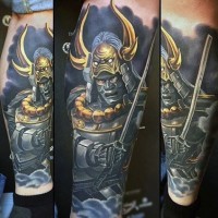 Cartoonisches farbiges Bein Tattoo mit fantastischem Samurai-Krieger