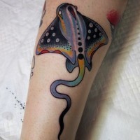 Cartoonisches farbiges Bein Tattoo von kleinem Rochen