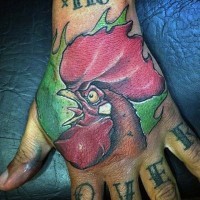 Tatuaje en la mano,  cabeza de gallo simple que grita