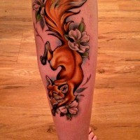 Cartoonischer farbiger kleiner Fuchs mit Blumen Tattoo am Bein