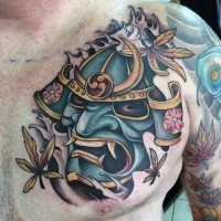Cartoonisches farbiges mystisches Brust Tattoo mit Samuraiskriegers Helm mit Blättern