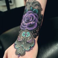 Tatuaje en la muñeca, flor maravillosa en encaje multicolor
