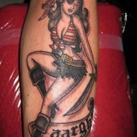 cartone animato colorato seducente donna pirata sexy tatuaggio su braccio