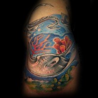Cartoonischer farbiger schwimmender Rochen Tattoo mit Fischen