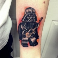 Tatuaje en el antebrazo, lego  Darth Vader divertido con guitarra