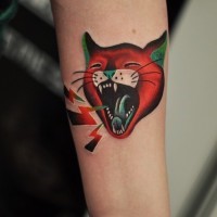 Cartoonische farbige kleine schreiende Katze Tattoo am Unterarm