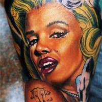 Tatuaje en el brazo, Marilyn Monroe bonita y microfóno retro