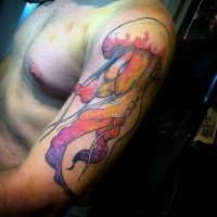 Tatuaje en el brazo,
medusa hermosa en colores pastel