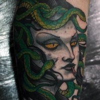 Cartoonisches mehrfarbiges böses Medusenhaupt Tattoo am Bein