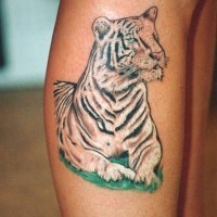 Cartoonisches mehrfarbiges Bein Tattoo mit weißem Tiger