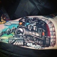 cartone animato dipinto e colorato vecchio treno a vapore in tunnel tatuaggio su braccio