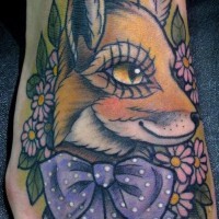 cartone animato dipinto bella colorata volpe con fiocco e fiori tatuaggio su piede