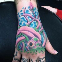 cartone animato piccolo calamaro colore rosa tatuaggio su mano