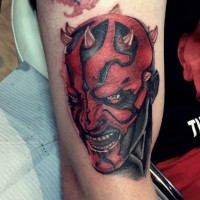 Tatuaje en el brazo, cabeza de Darth Maul feroz de comics