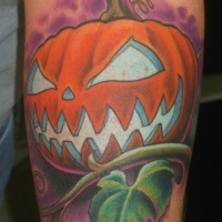 Cartoonischer Stil farbiges Arm Tattoo von Halloween Kürbis