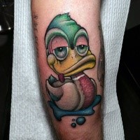 Cartoon Stil farbiges Arm Tattoo mit Ente