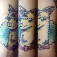 Cartoon Stil farbiges Arm Tattoo von Lamm