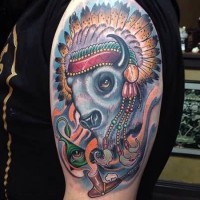 Tatuaje en el brazo, bisonte indio imponente tocado con un sombrero de plumas brillante