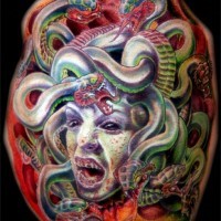 Cartoon Stil blutiges gefärbtes Medusenhaupt Tattoo mit Schlangen