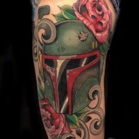 Tatuaje en el muslo,  casco  de Bobba Fett  de color con rosas