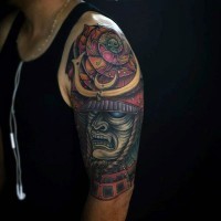 Tatuaje multicolor en el hombro, samurái furioso extraordinario