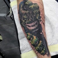 Cartoonischer Stil farbiges Unterarm Tattoo Porträt des bösen Hulks