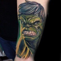 Cartoonischer Stil farbiges Unterarm Tattoo mit wütendem Hulks Gesicht