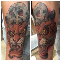 Cartoon Stil farbiges Unterarm Tattoo von Tigerkopf mit dem menschlichen Schädel