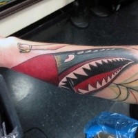 Cartoon Stil farbiges Unterarm Tattoo von großem Hai