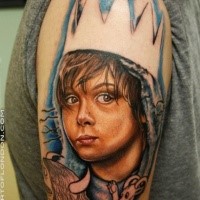 Cartoon style colored shoulder tattoo of little boy king