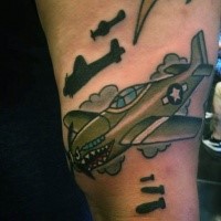 Cartoon Stil farbiges Schulter Tattoo mit Kampfflugzeug