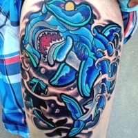 Cartoon Stil farbiges Oberschenkel Tattoo mit Hammerhai in Wellen