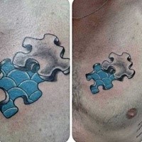 Cartoon Stil kleines gefärbtes Puzzleteil Tattoo an der Brust