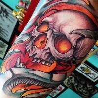 Cartoon-Stil bunter dämonischer Schädel Tattoo am Arm mit Knochen