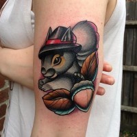 Tatuaje en el brazo,
ardilla en sombrero y bellota