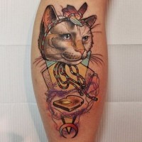 Tatuaje en la pierna, gato divertido con tostadora de pan