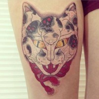 Tatuaggio carino sulla gamba il gatto con la bocca spalancata