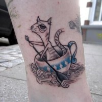 Tatuaggio in stile dei cartoni animati sulla gamba il gatto nella tazza
