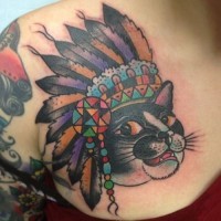 Tatuaje en el hombro, gato en el tocado indio