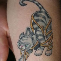 Katze spielt mit Seil Tattoo