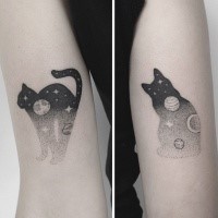 Tatuagem de gato preto em forma de gato de gato com planetas e estrelas