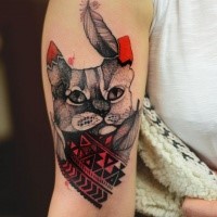 Fantasía de tatuaje de gato pintada por Joanna Swirska en la parte superior del brazo