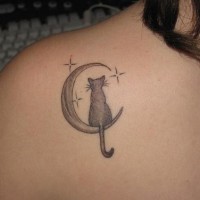 Tatuaje en el hombro, gato en la luna, estrellas