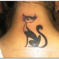 Tatuaggio delicato sulla nuca il gatto femminile