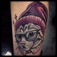 Tatuaje  de gato con gafas y sombrero